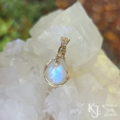 9ct solid gold surrounding this brilliant flashy moonstone pear