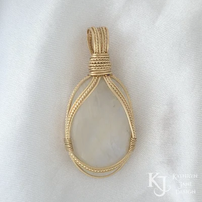 14K gold-filled wire (14/20) provides such a beautiful framework on this oval rainbow moonstone, particularly when the flash reveals its golden tones