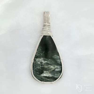 Classic, solid frame on this gorgeous seraphinite.