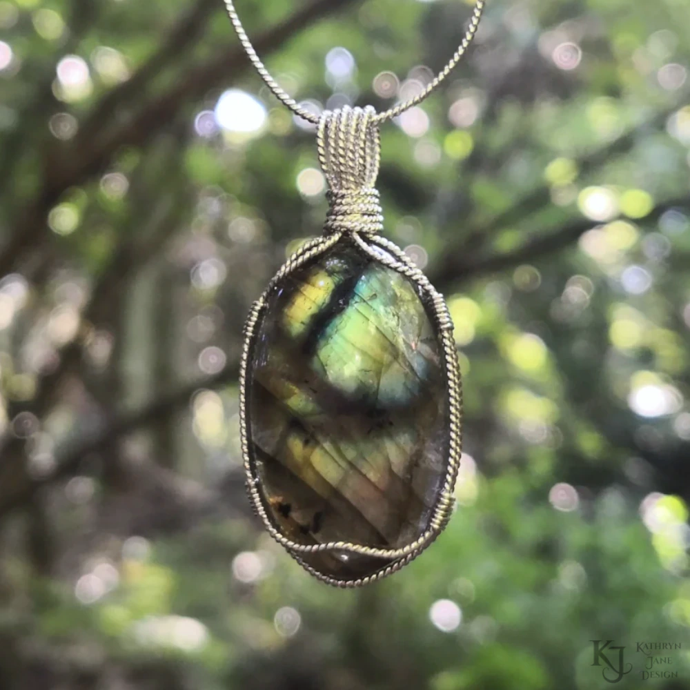 The single twisted silver strand design of this labradorite provides a free, open support.