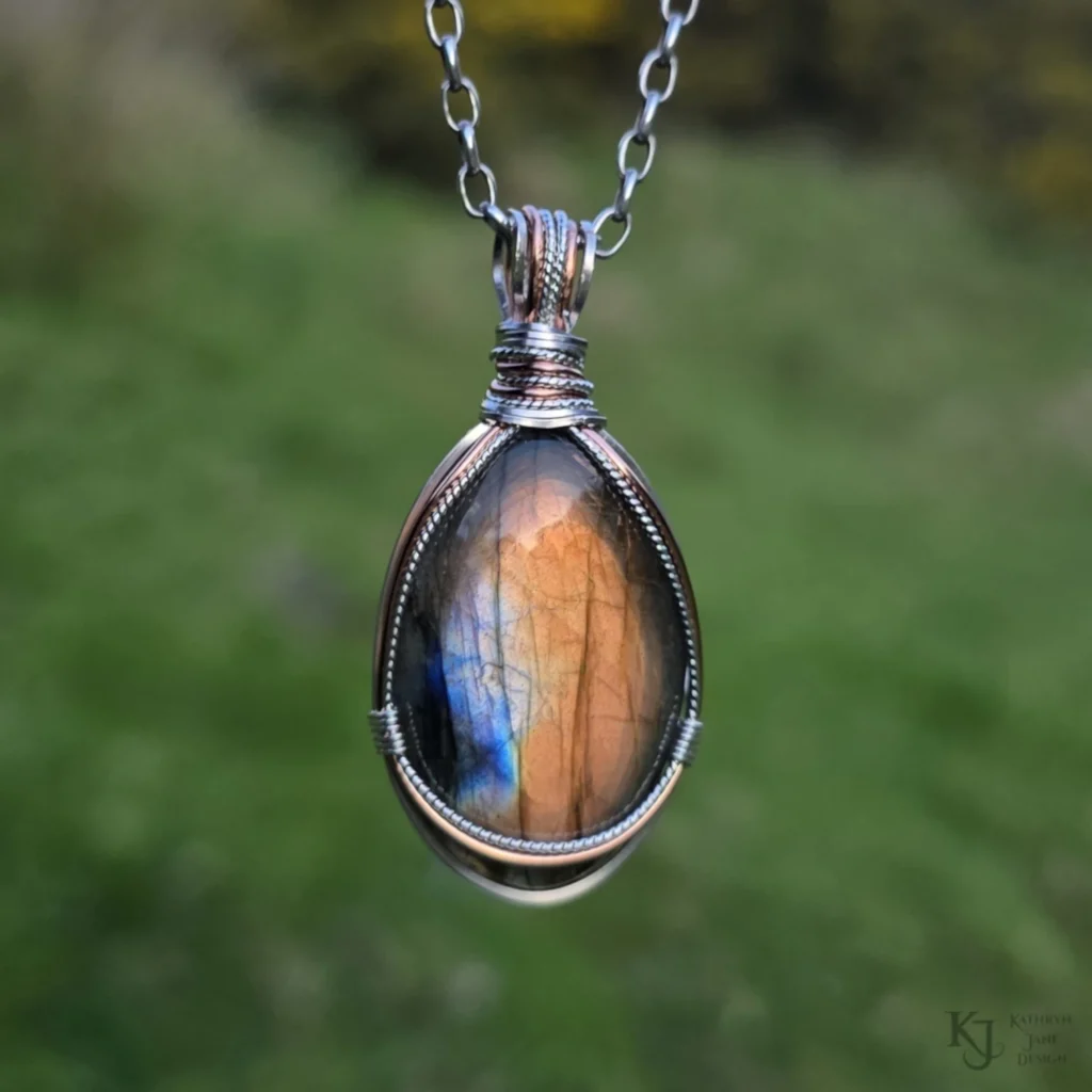 Gorgeous copper glow to this labradorite